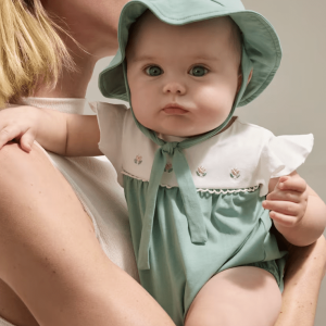 PELELE FLORECITAS CON GORRO